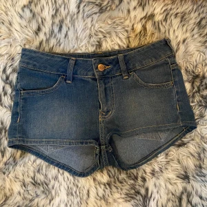 H&M mini jeansshorts - Super lågmidjade shorts från H&M! 