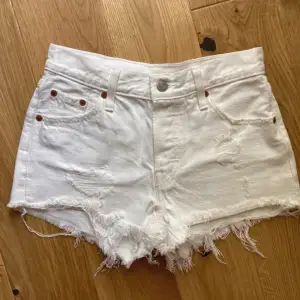 vita levis shorts i modellen 501, super fina, aldrig använda så i jätte bra skick! kan skicka bilder på om det önskas😚 Båda shortsen för 300kr