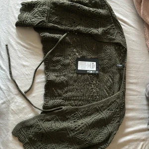 kofta - säljer denna suuper fina kofta från only, säljer pga fel storlek, jättefin till ett vitt linne tex🥰fin till hösten! prislapp kvar. ordinarie pris 379kr.