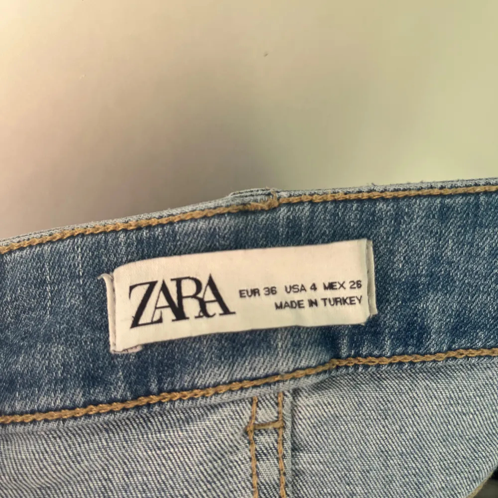 Lågmidjade jeans från Zara i storlek 36💞Inget fel på de använda några gånger men fortfarande jätte fina. Köpta för 400kr . Jeans & Byxor.