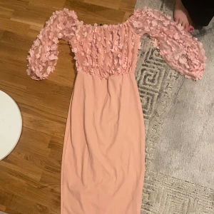 Klänning - Rosa klänning från shein, säljer pga den är för liten på mig.