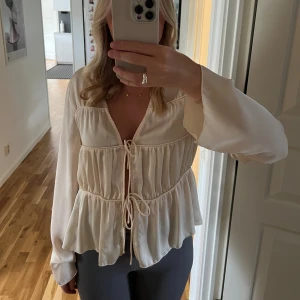 Blus  - Så vacker blus 💕 Jättefint skick, men kommer inte till användning hos mig ❣️