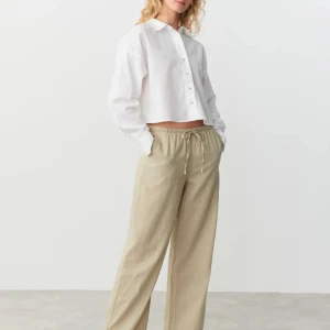 Lågmidjade Linnebyxor  - Linnebyxor från Gina tricot.  De är raka i passformen och lågmidjade. Köpte de för ett år sedan men de är sparsamt använda så säljs för att de inte kommer till användning. I storlek xs men passar mig som har s. Köpta för 400