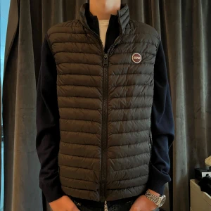 Colmar väst - Tja! Säljer nu en mörkgrå colmar väst i nyskick. Västen är i storlek L men passar M. Färgen är mörkgrå och jag säljer denna för endast 899! Hör av dig vid minsta fråga eller fundering. Pris kan diskuteras vid snabb och smidig affär.🤝