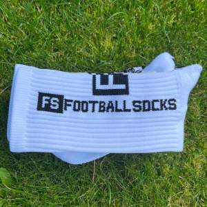 Grip socks ger extra grepp i skon, vilket gör dem perfekta för träning och match. De håller också foten på plats i skon, vilket ger ökad komfort.