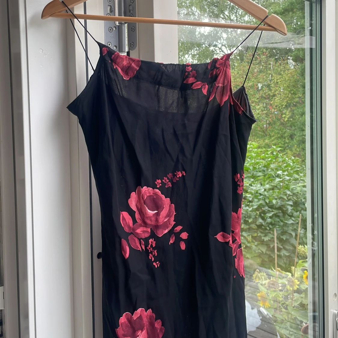 Svart klänning med röda rosor på