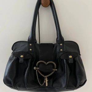 Väska - Supersöt svart axelväska från Friis & Company med ett hjärta framtill💗 Säljer därav att den inte kommer till användning längre, skriv privat om du har några frågor💞Priset går att diskutera