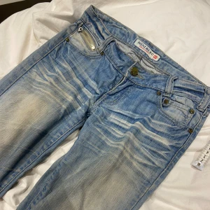 Lågmidjade jeans  - Jättesnygga lågmidjade jeans som är i väldigt bra skick. Har fina detaljer och fickor   Midjemått tvärs över: 38 cm Innerbenslängd: 74 cm