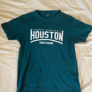 Grön t-shirt från SOC - Skön t-shirt i bra skick. Tveka inte att höra av dig om du har frågor eller vill ha fler bilder!