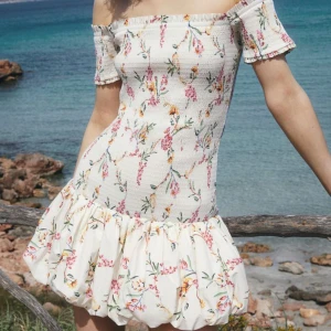 Volang klänning - Säljer denna klänning ifrån h&m då den inte har använts💞 kan diskutera priset, den är i storlek M men passar S-L pga resåren💓