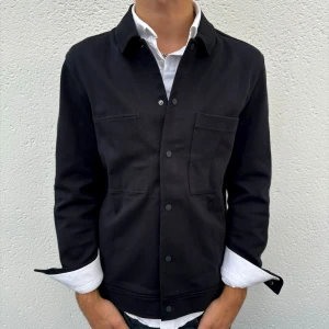 COS Overshirt - Overshirt från COS | Skick: 10/10 (oanvänd) | Storlek: S | Nypris: 890kr | Säljer för 359kr | Spårbar frakt via Postnord eller Instabox | Hör av dig vid frågor eller funderingar