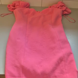 Klänning från Zara strl L oanvänd  - Helt oanvänd kort klassisk rosa klänning från Zara 