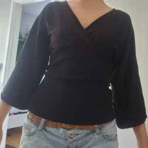 H&M tröja - Superfin tröja i bra skick. Sitter nog fint på någon som bär L eller XL, jag brukar ha M eller S🩷