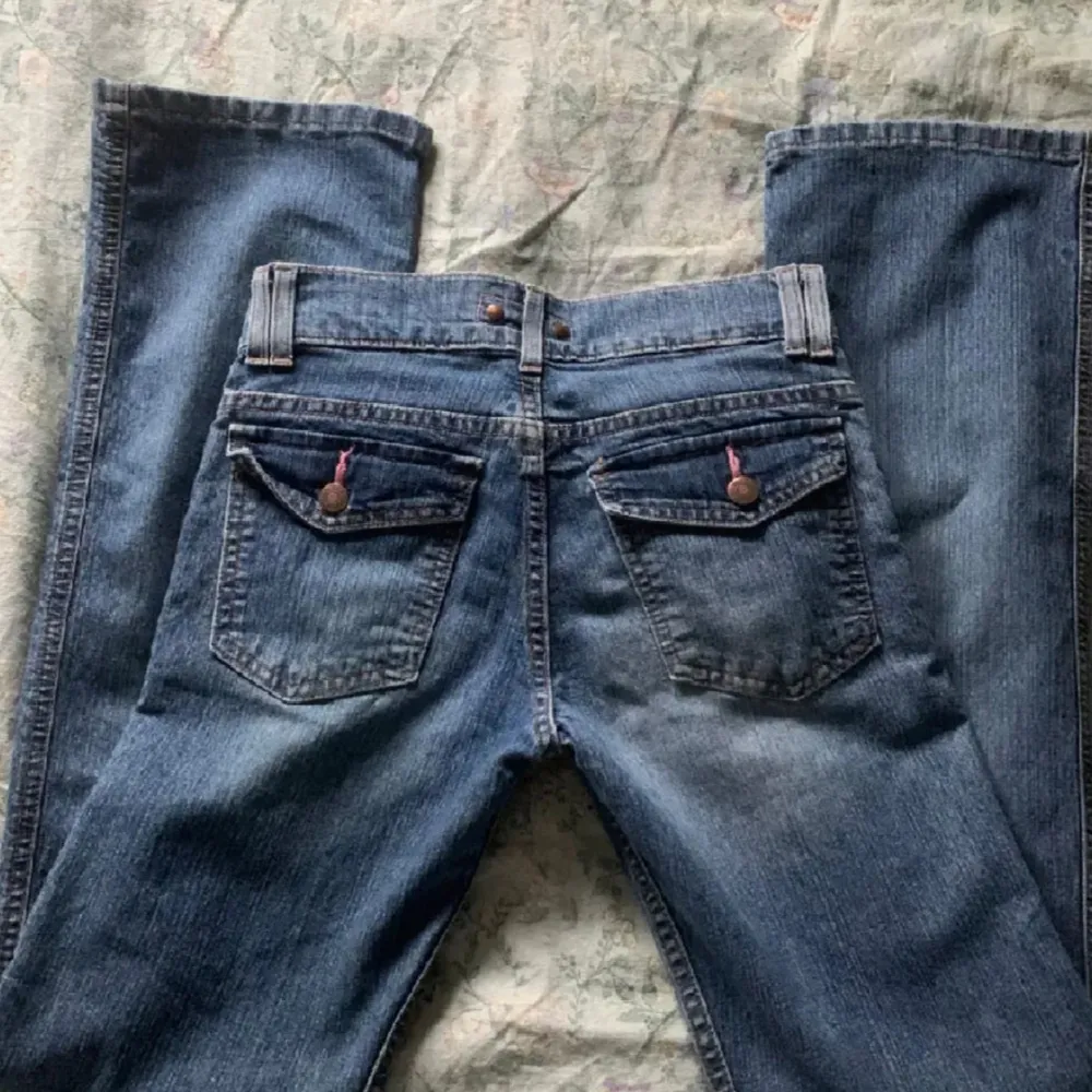 Säljer ett par low waist bootcut jeans då dom tyvärr inte passade mig pris går att diskutera . Jeans & Byxor.