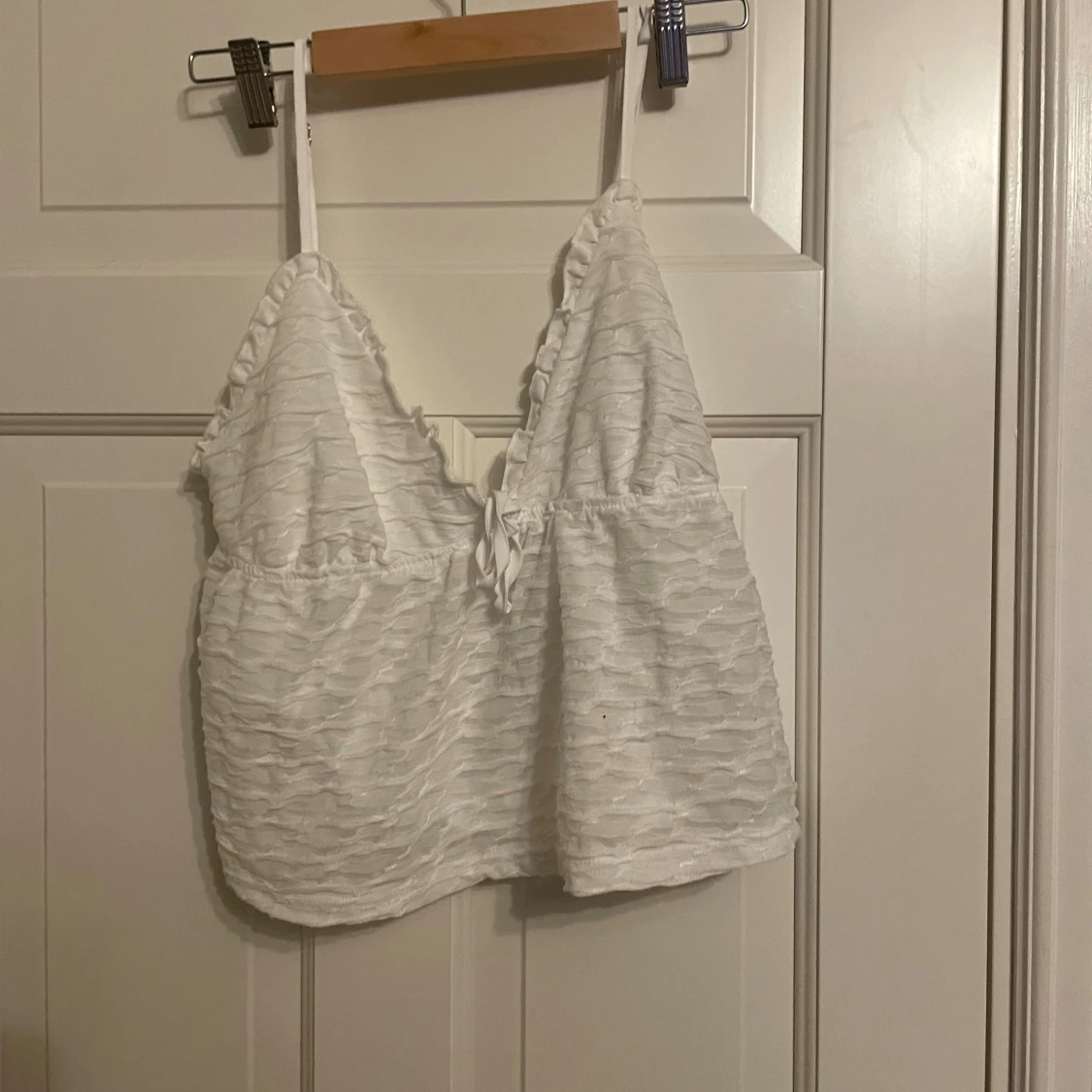 Vit ärmlös topp med knytning