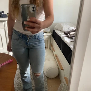 Bootcut Low waist jeans - Jättesöta jeans som är utsvängda och lågmidjade men som tyvärr är för små. Köpta på Hm och är i bra skick för att blivit använd ett fåtal gånger!❤️