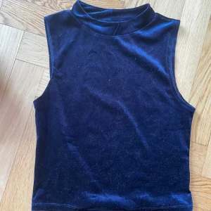 Snygg topp i sammet aktigt tyg - Snygg marinblå topp