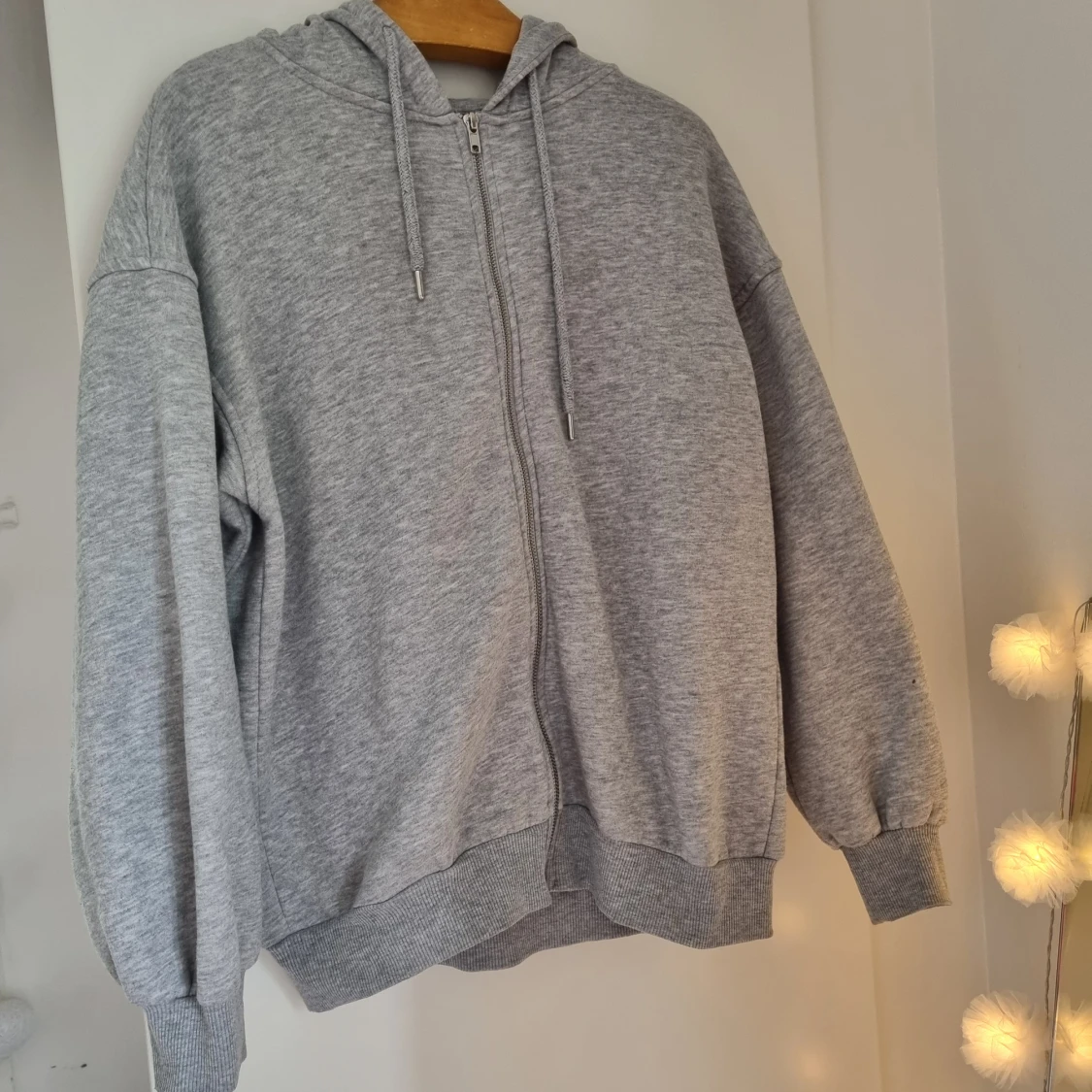 Grå hoodie