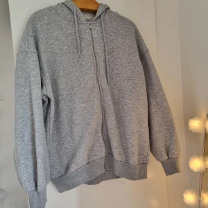 Grå hoodie - Nästan helt oanvänd mysig grå hoodie. Köpt på Gina och passar S-M, nypris 300.