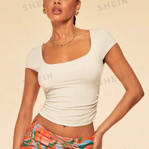 Beige topp  - Beige topp med åtdragning vid sidan💗Använt en gång så jättefint skick