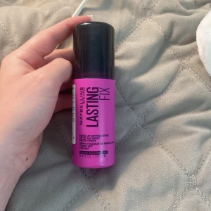 Setting spray - aldrig använd,köpte i Stockholm för jag trodde jag inte hade med någon men de hade ja,så behövde inte ha den💞