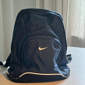 Ryggsäck - Nike ryggsäck i mörkblå färg.