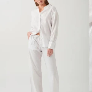 Gina tricot linnebyxor - Jag säljer dessa populära linnebyxor från gina. De är knappt använda o endast använda några få gånger och är i nyskick. Köpt för 400 och är slutsålda i storleken. Passar mig som är 168 oskulle passa lite längre. Ge gärna prisförslag!💕