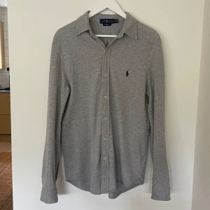 Ralph Lauren Skjorta - Ralph Lauren Skjorta i Featherweight Mesh, det vill säga ett mjukare material🍸| Skick: Mycket fint | Storlek: M | Pris: 399kr | Hör av dig vid frågor eller för fler bilder⭐️
