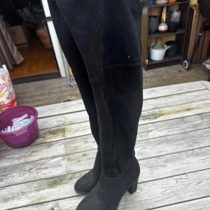 Over knee stövlar  - Snygga svarta Over knee stövlar i storlek 39.  Köpte dom för en utekväll men klarade inte av att gå i sån hög klack så de är sparsamt använda. 