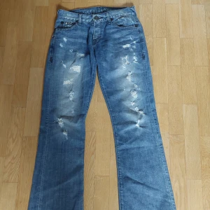 Guess jeans - Säljer dessa super snygga och coola guess jeans!! Dem är i storlek 31 så skulle säga att det passar S-M . Jeansen är i fint skick men det är en liten fläck på höger knä och en liten fläck där nere på den vänstra benet🥰 Annars fint skick!! 