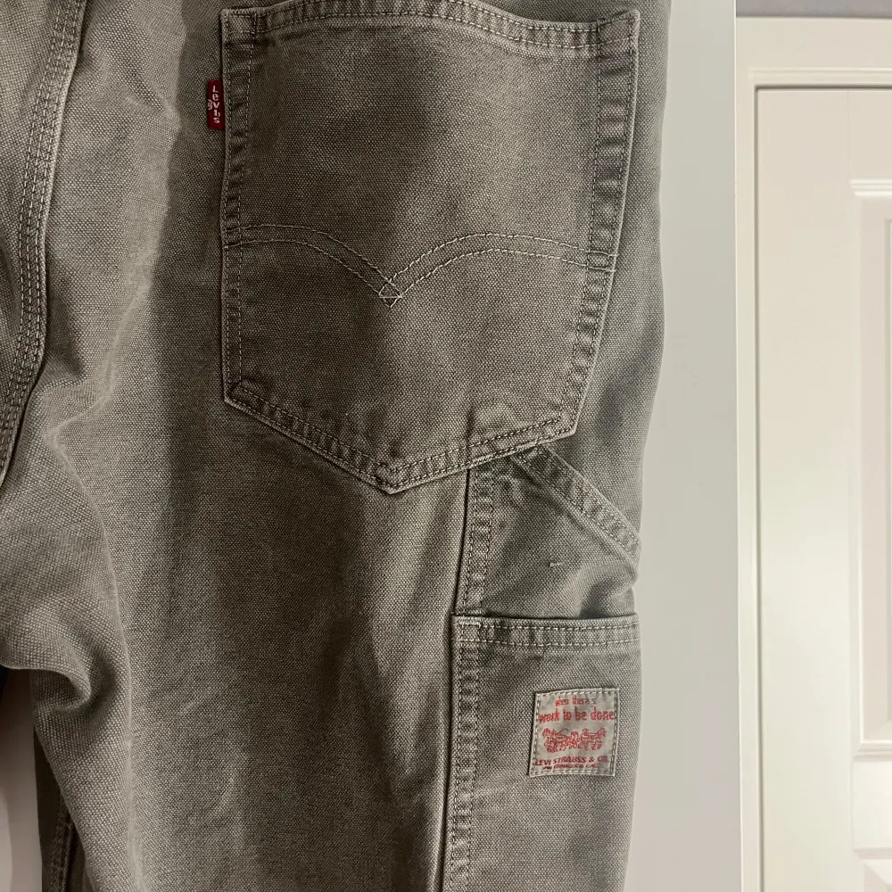 Raka levis jeans me lite arbetsbyx stuk.  Kommer inte till användning och behöver rensa garderoben!. Jeans & Byxor.