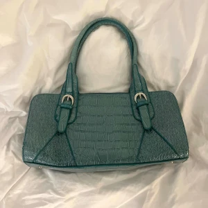 Vintage väska  - Fin väska köpt secondhand i märket ”Vani”. Den har flera fack och är i bra skick 🦋