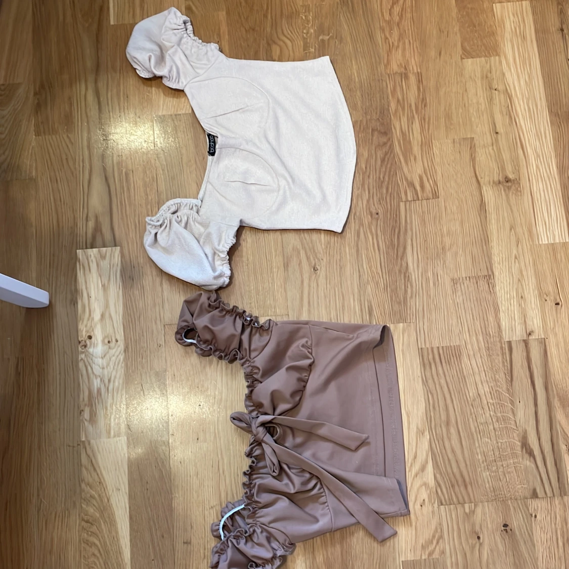 Två puffärmarmade magtröjs toppar