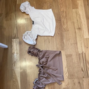 Två puffärmarmade magtröjs toppar - En brun o en vit magtröjs toppar med puffärmar 