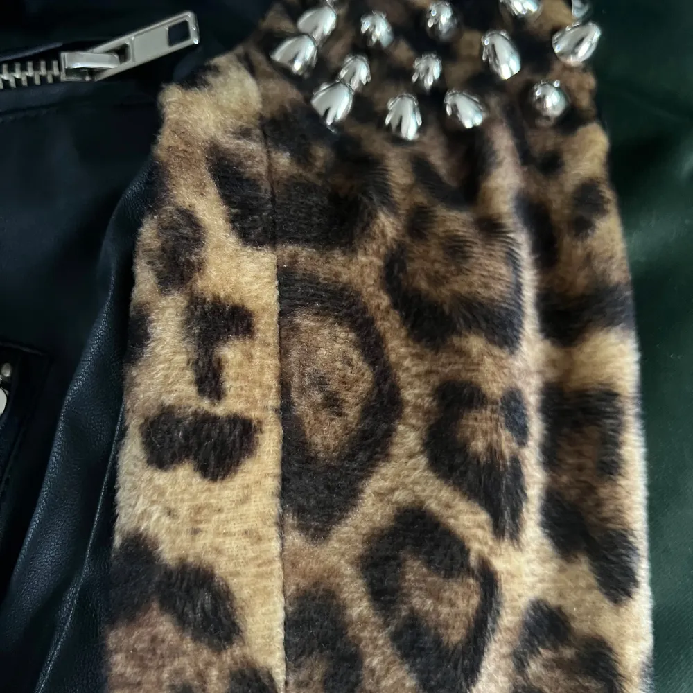 Bought secondhand, never used by me. It was too small for my shoulders. Fits XS to small S.  The jacket has defects, so look closely at the pictures.   Faux leather and fur. . Jackor.