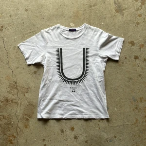 Undercover T-shirt - Undercover t-shirt. Vintage skick utan några flaws. Detta är en reprint från 2016. Trycket kommer ifrån början från deras ”Scab” kollektion från 2003. Passar S/M. Inköpt från japan.