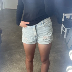Ljusa jeansshorts från FB Sister - Säljer ett par ljusa jeansshorts från FB Sister i storlek XS. De är högmidjade och i bra skick! 