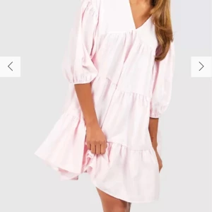 Rosa klänning med volanger  - Superfin klänning från boohoo som tyvärr inte passade på mig. Endast testad, prislapp kvar🩷 Nypris 396kr 