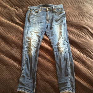Levis 502 Jeans - Säljer dessa fina Levis 502 Jeans. Midja 33 och längd 34. Inköpta på NK. Fint skick utan skavanker. Köpare står för enevtuell frakt och/eller får gärna prova byxorna på plats. Inga returer! 