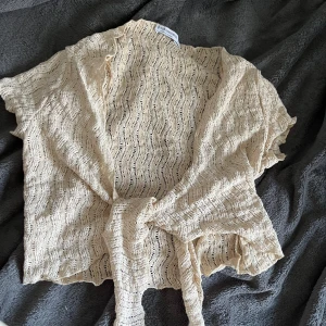 Beige strandkofta - Perfekt att ha över bikini eller linne, somrig och luftig, aldrig använd 