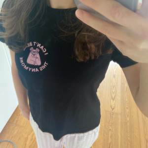 svart t-shirt från pull&bear med en björn på och citatet ”I can’t bear this anymore”. Texten är rosa och björnen är rosa och lila. Den har två små hål (se bild 3 och 4) som knappt är synliga och lätt går att sy igen. Läs min bio och skriv vid frågor💞