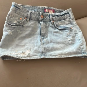 Jeans kjol - Jätte snygg jeans kjol🥰säljer för att den är förstor i midjan och lite lång för min stil💕💕skriv gärna innnan ni köper!!!