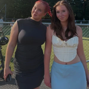 Tajt grå klänning - En tajt grå klänning, ganska kort, storlek L, från ginatricot, samma material och passform som deras ” soft touch ruched skirt” . 