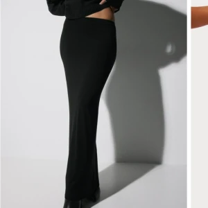 Lågmidjad långkjol.  - ”Low waist maxiskirt” trendiga modellen från Nelly. Lågmidjad långkjol i jätte najs å mjukt material. Passar till absolut allt! 