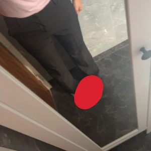 Säljer dessa kostymbyxor då jag inte använder dom längre,  - Jag fick de fu höstas men har bara använt 1 gång då det inte riktig är min stil, priset går absolut att diskuteras men vill inte sänka de alldeles för mycket då de e nästan i ny skick.