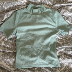 Gina tricot - Säljer en super fin grön topp i xxs från Gina då den inte används, inga defekter och i nyskick!!