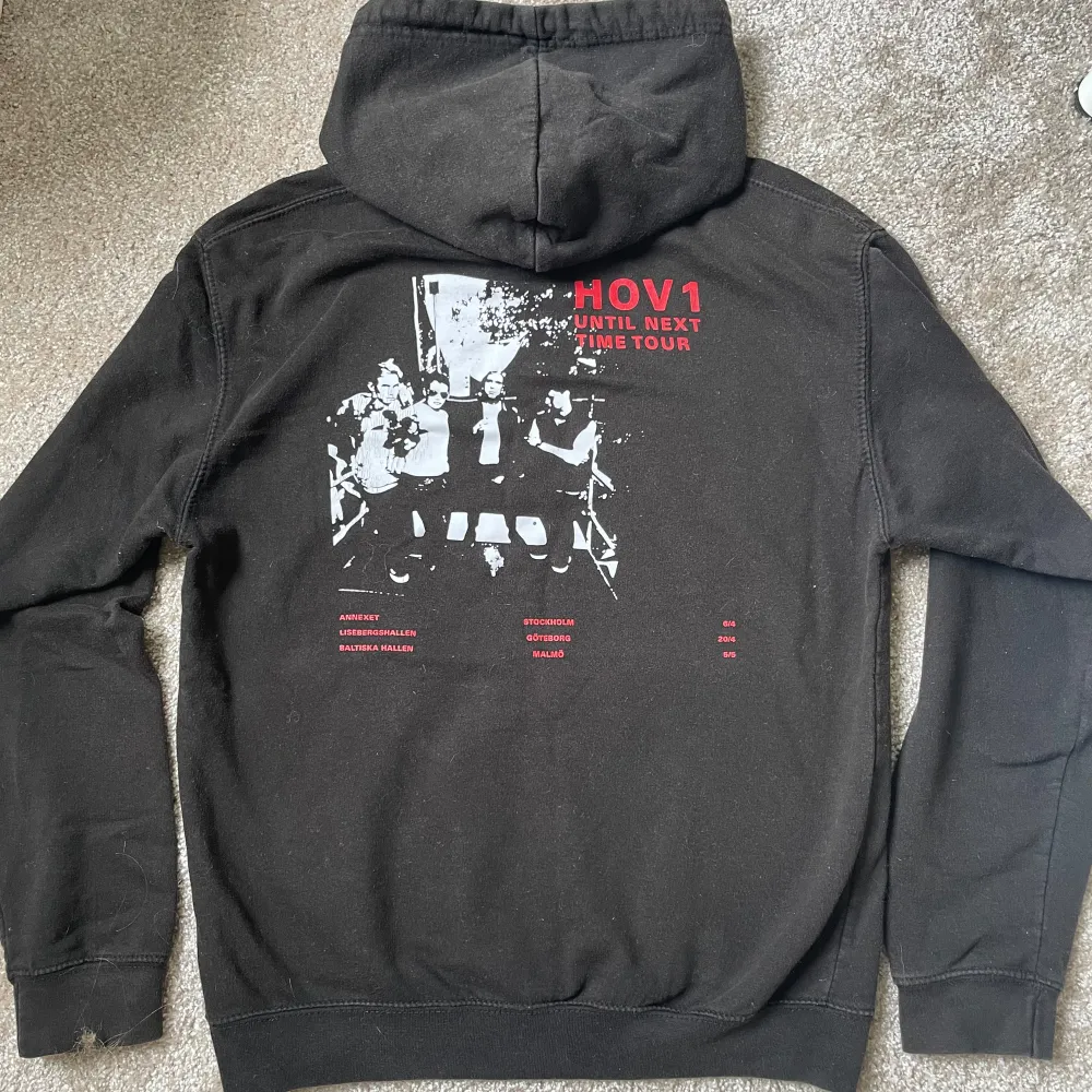 Svart urtvättad Hoodie från hov1 merch. . Hoodies.