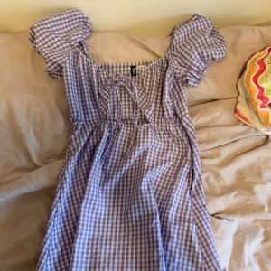 Söt klänning!  - Köpt ny från hm! inga defekter, använt sparsamt 