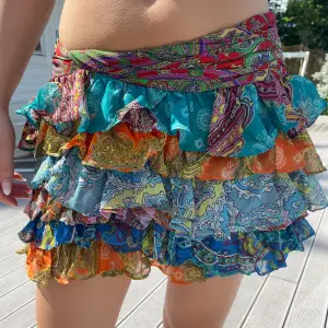 Säljer den virala zara patchwork ruffel skirt!  Kjolen är i nyskick och använd fåtal gånger. Så så fin men kommer inte till användning tyvärr.