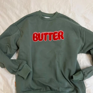 Butter crewneck - Crewneck köpt på bluetomato i Österike, storlek S men passar M!